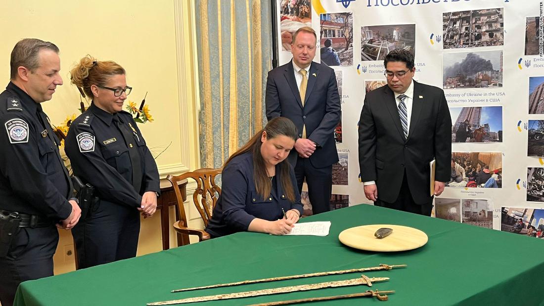 US immigration authorities have transferred 34 migrants from border with Canada to Texas for processing